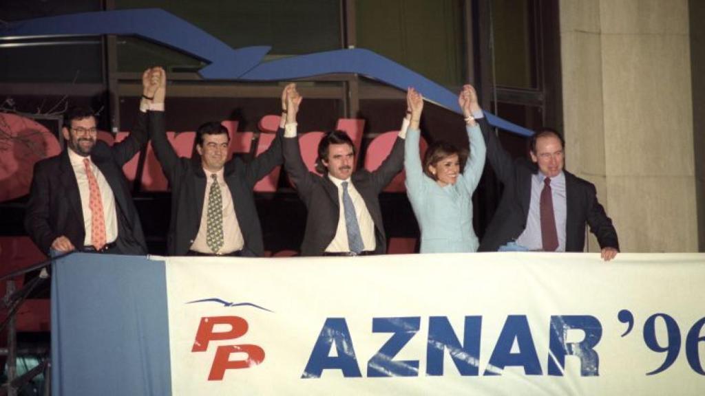 Aznar en el balcón de Génova tras ganar las elecciones en 1996.