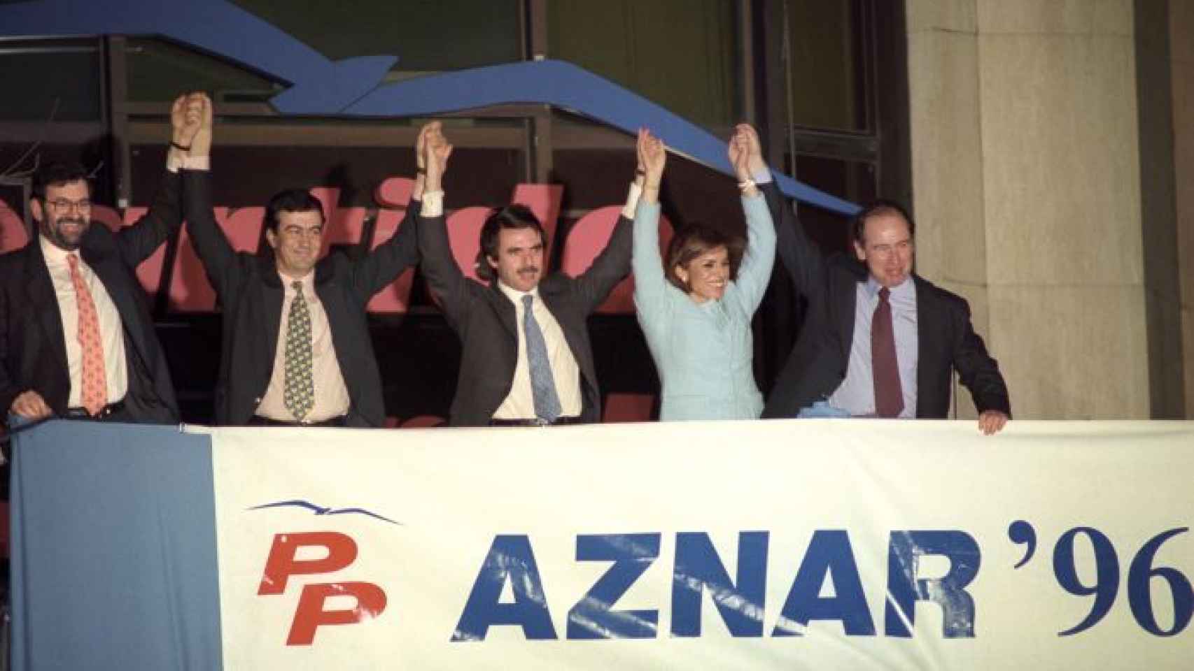 Aznar en el balcón de Génova tras ganar las elecciones en 1996.