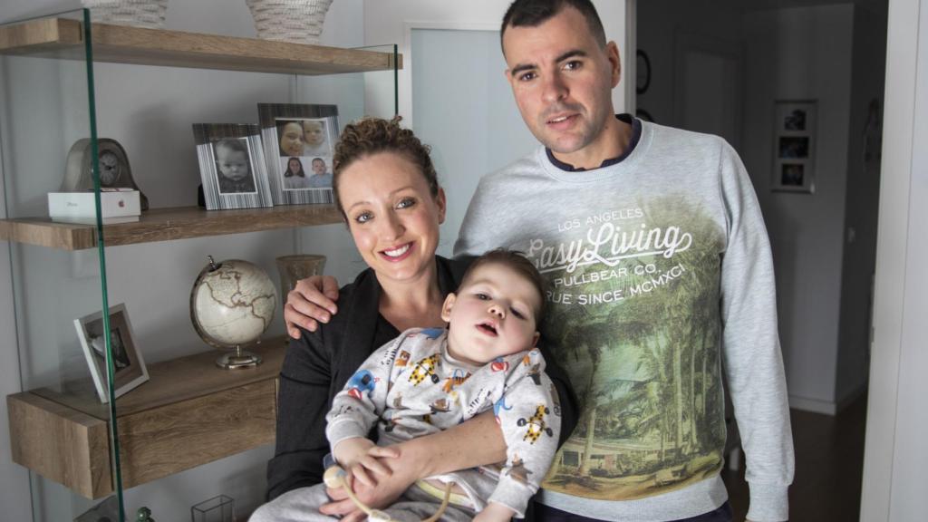 Hugo en brazos de su madre, Soraya, este pasado jueves. Junto a ellos, Juan, el padre del bebé.