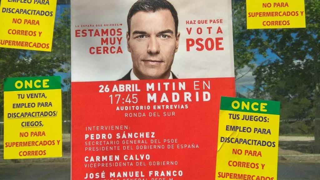 Pegatinas de las reivindicaciones, sobre una imagen electoral del PSOE.