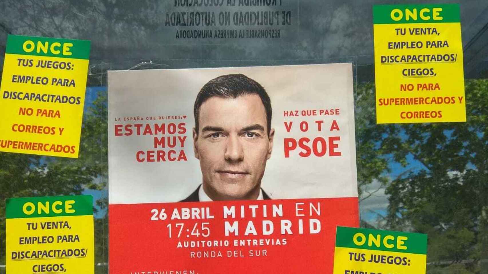 Pegatinas de las reivindicaciones, sobre una imagen electoral del PSOE.
