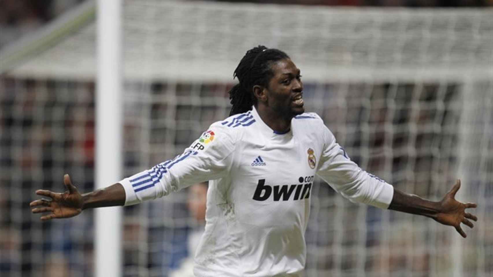 Adebayor celebra un gol con el Madrid