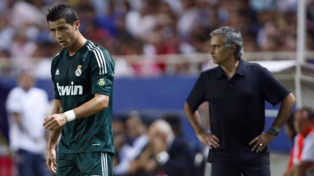 Cristiano y Mourinho durante un partido del Madrid