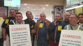 Protestas de trabajadores de la ONCE en la sede de Correos, en Conde de Peñalver (Madrid)