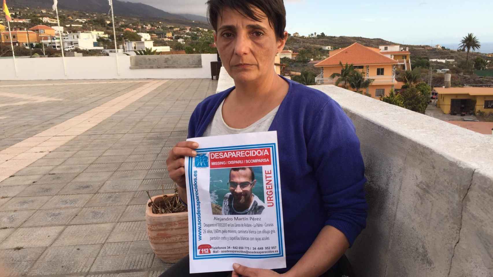 María del Mar sujeta la foto de su hijo Alejandro, desaparecido en 2017