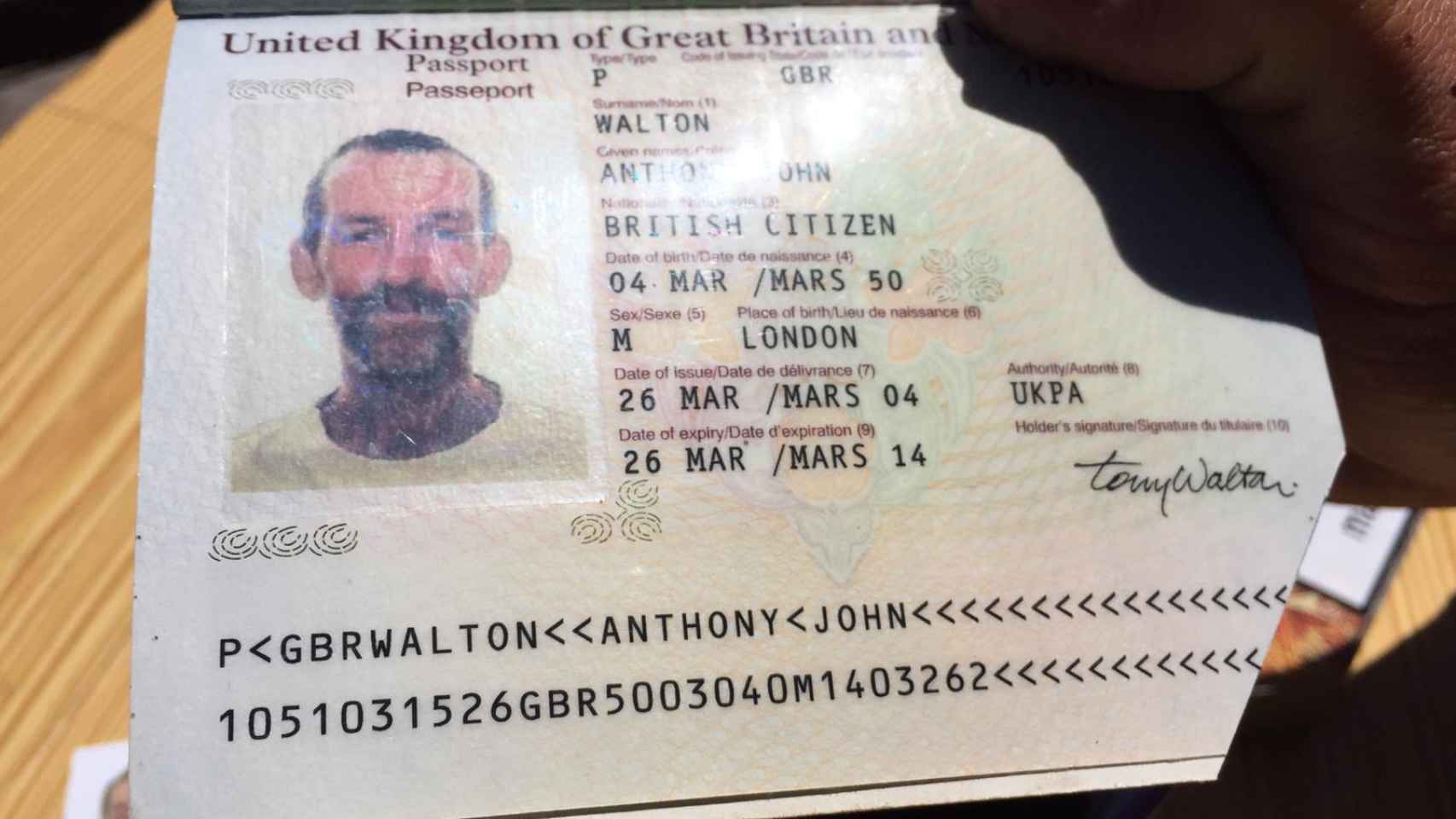 Pasaporte de Anthony Walton. Se lo dejó en su casa el día que se marchó