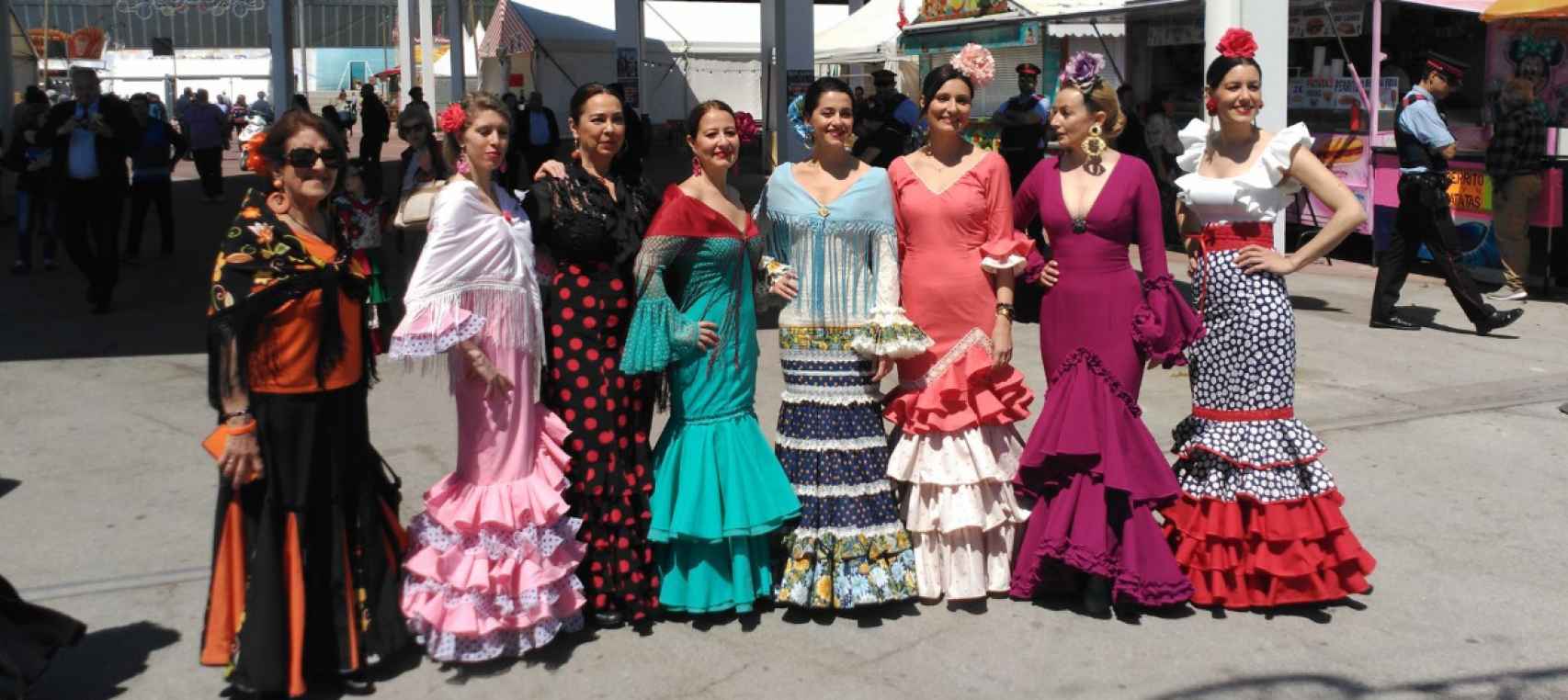 Inés Arrimadas posa vestida de sevillana en la Feria de Abril de Barcelona.