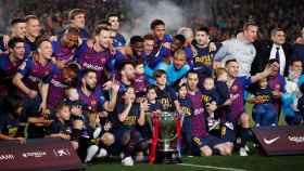 Los jugadores del Barça celebran el título de Liga en el césped del Camp Nou