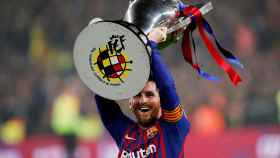 Messi levanta el título de Liga ante la afición del Camp Nou