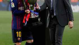 Rubiales entrega a Messi el título de Liga