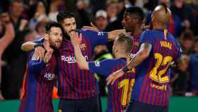 Los jugadores del Barcelona celebran el gol de Messi, el que da La Liga