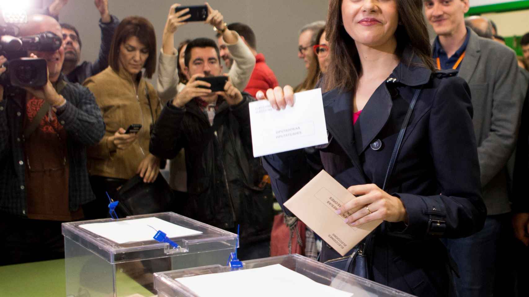 Inés Arrimadas, ejerce su derecho al voto para las elecciones generales del 28-A.