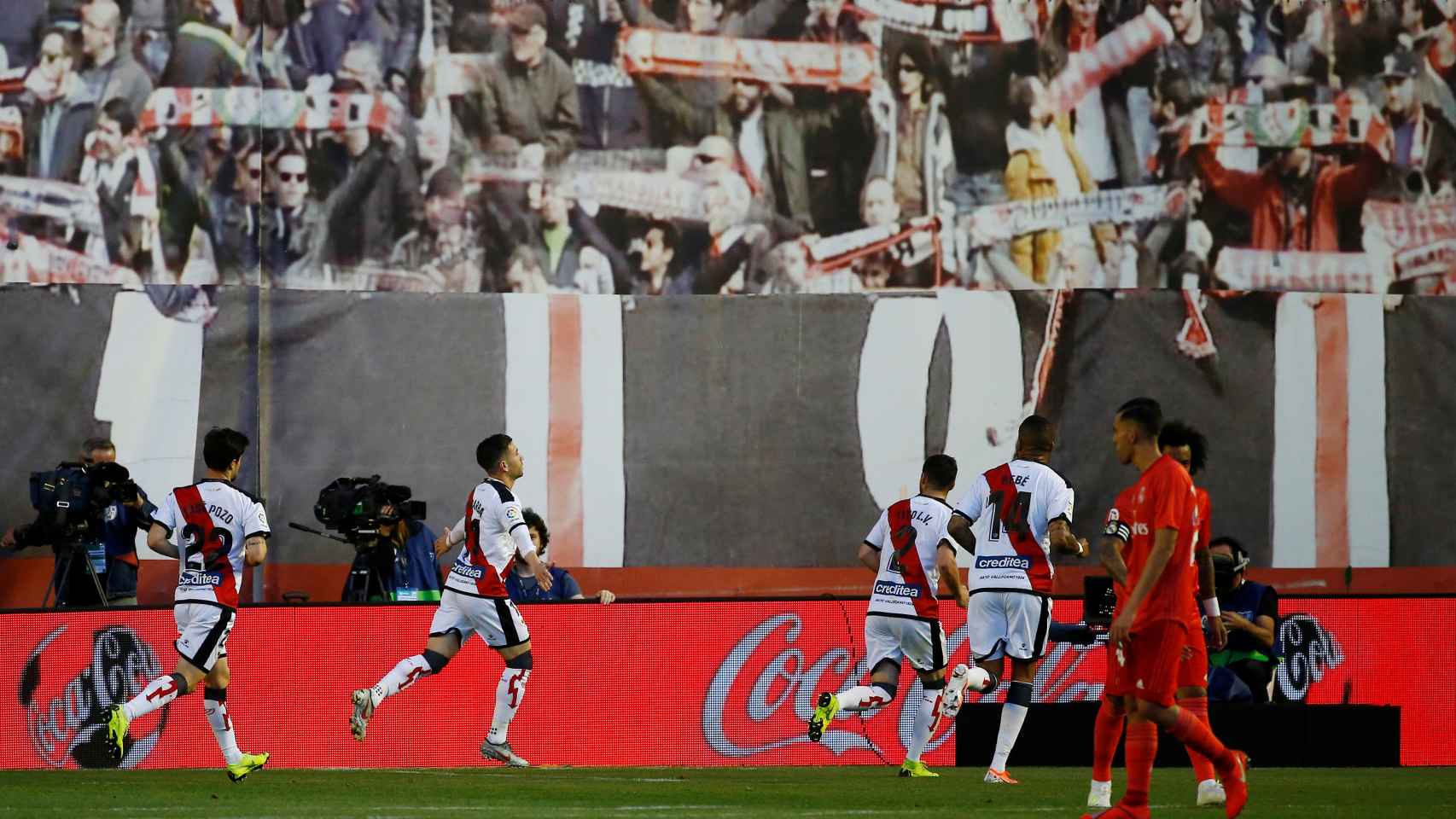 Los jugadores del Rayo Vallecano celebran el gol de Adri Embarba