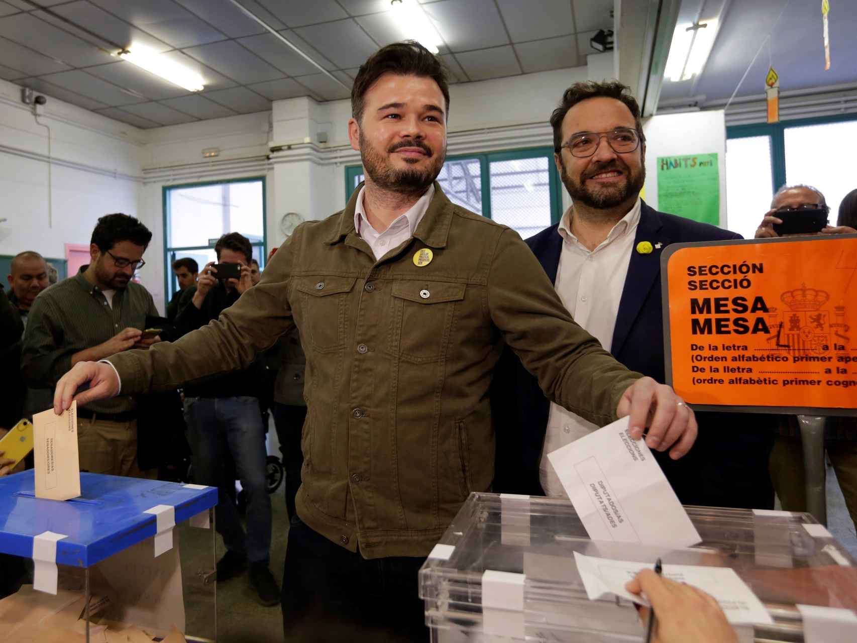 Gabriel Rufián vota en un colegio electoral de Sabadell.