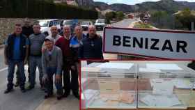 El alcalde pedáneo de Benizar junto al cartel del pueblo y varios vecinos