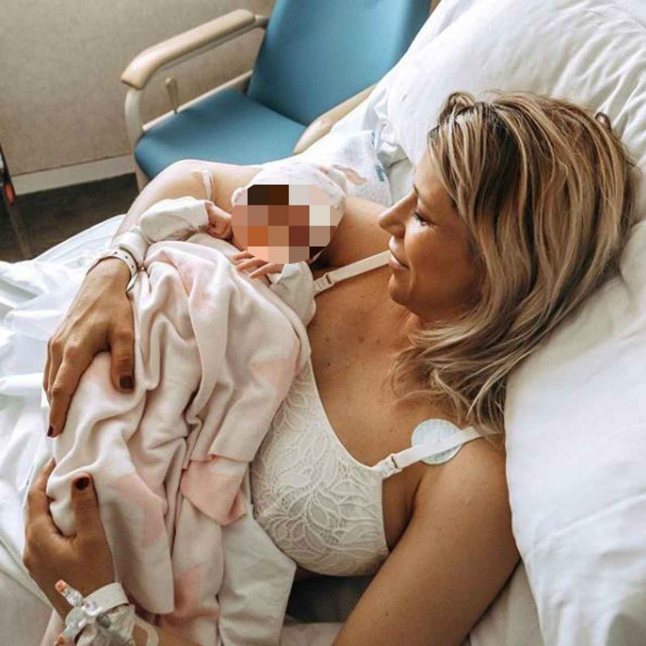 Nika ha compartido una fotografía junto a su primera hija.