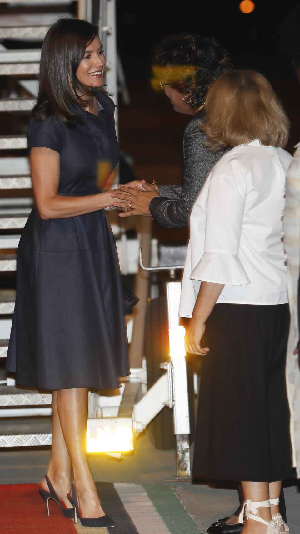 La reina Letizia, recibida por la ministra de Sanidad de Mozambique a su llegada a Maputo.