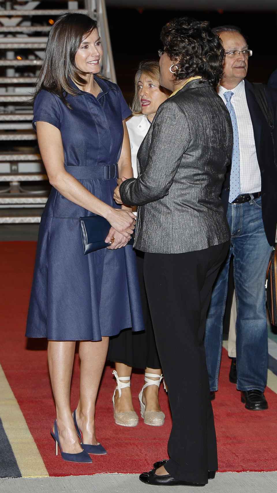 La reina Letizia con sandalias destalonadas de Carolina Herrera.