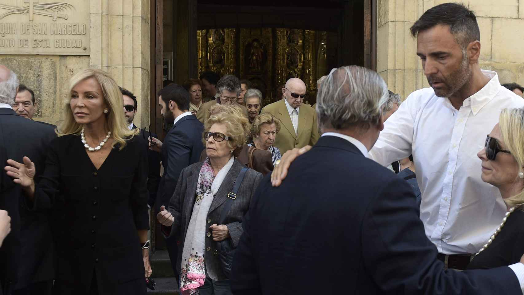 Carmen Lomana y su hermano Rafael se ignoraron en el funeral de su madre.