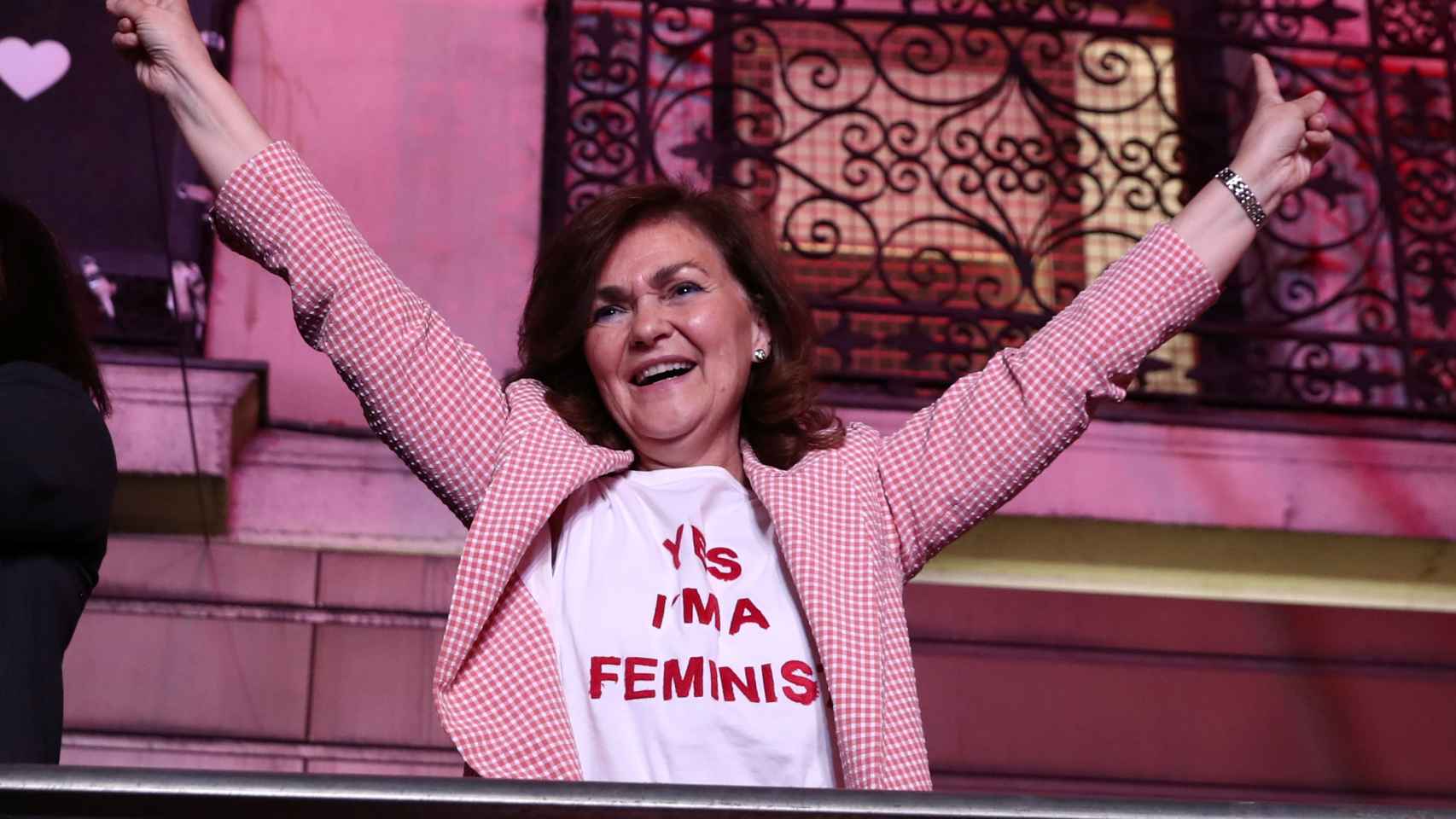 Carmen Calvo tras las elecciones de abril, luciendo una camiseta de Yes, I'm a feminist.