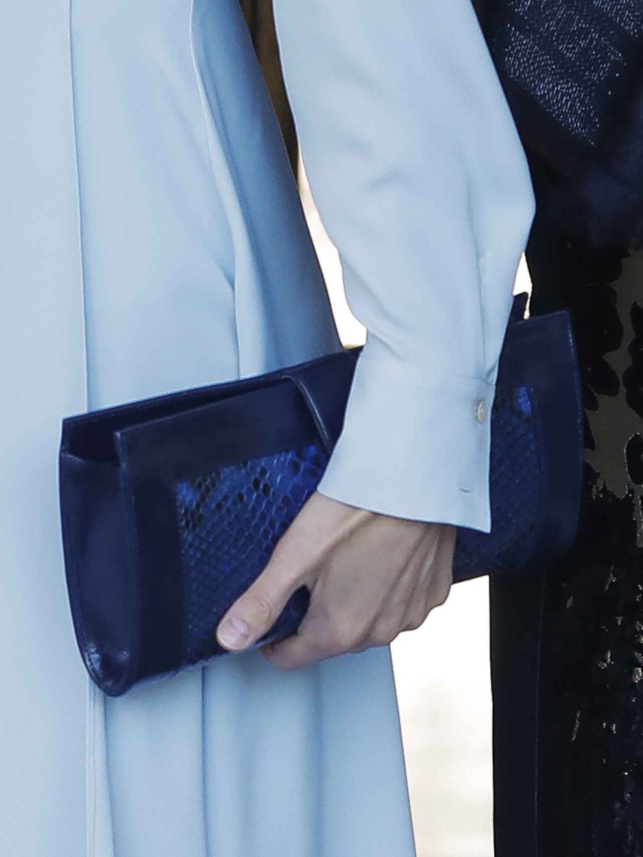 Detalle del bolso de la reina Letizia.