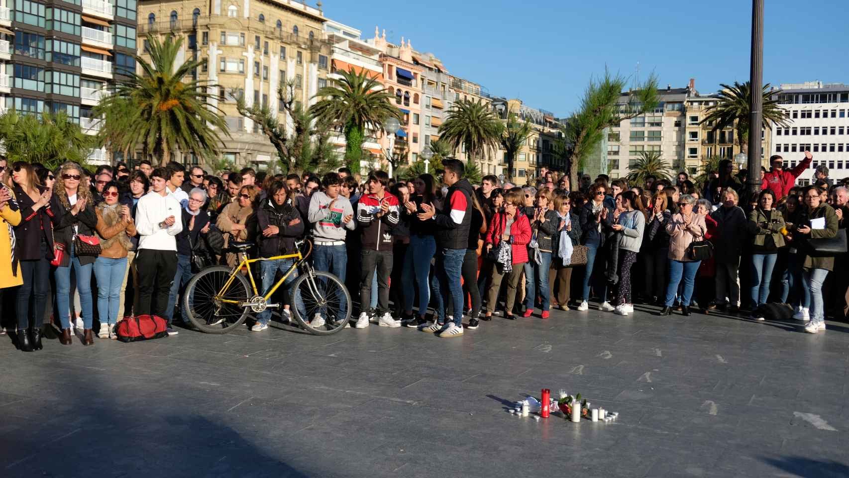 Un grupo amplio de personas se ha manifestado en San Sebastián reclamando más seguridad tras lo ocurrido con Santi.