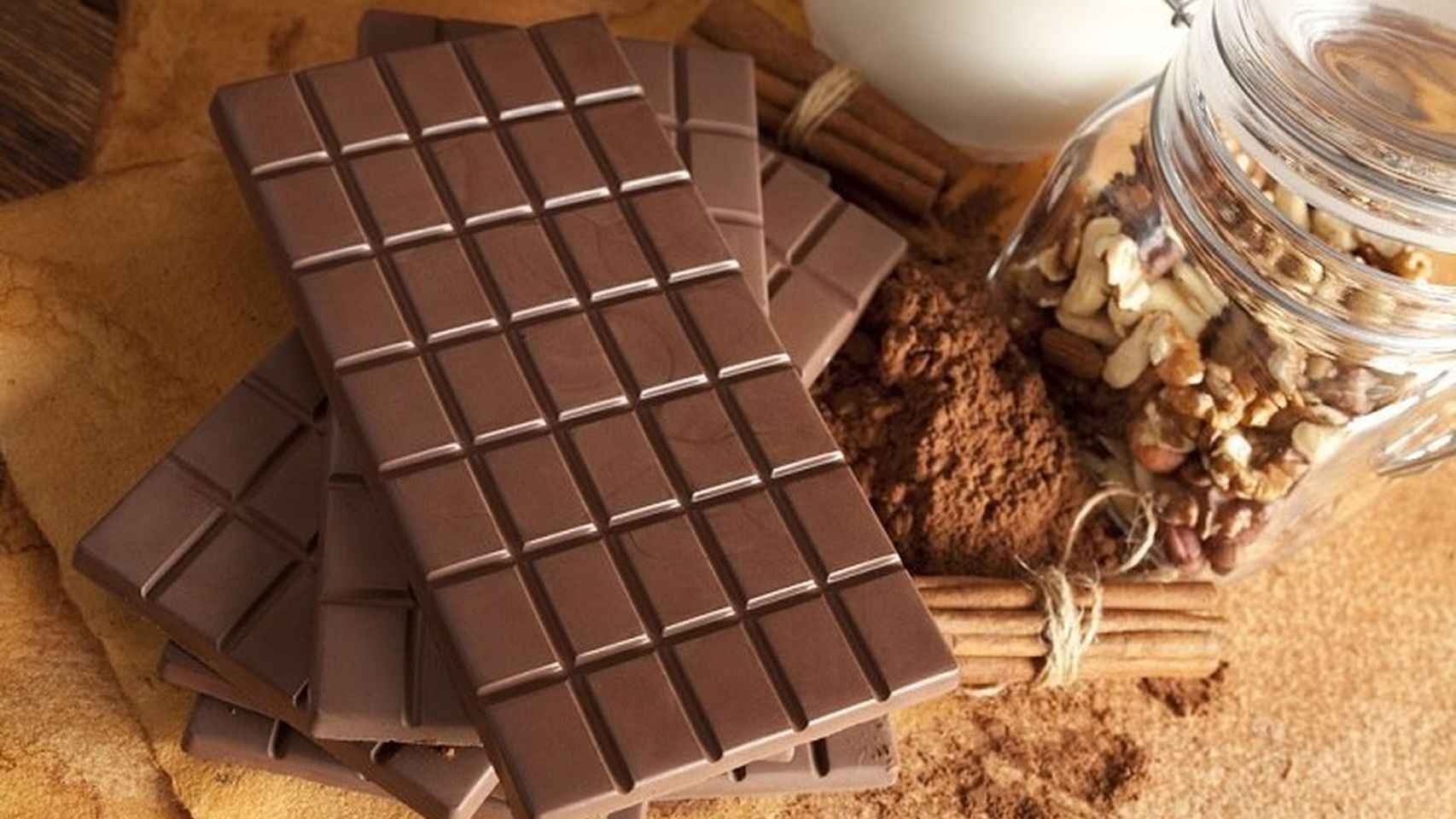 Una tableta de chocolate negro con un 85% de cacao.