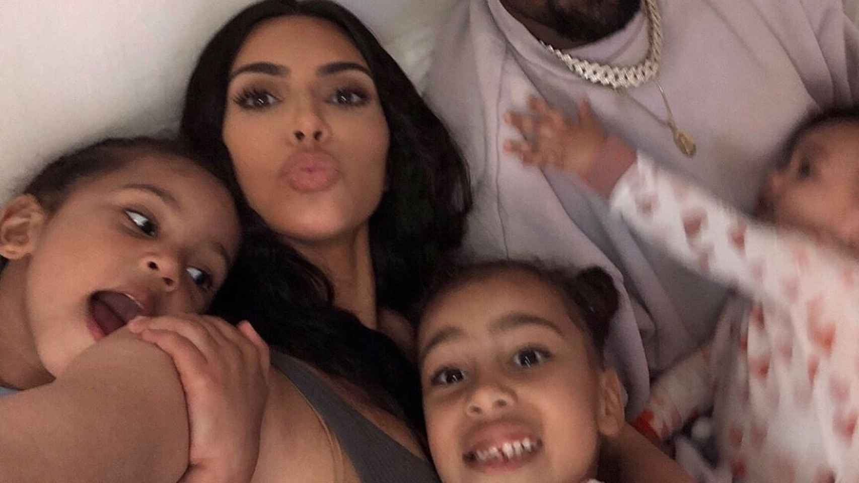 Kim Kardashian y sus hijos en una imagen de Instagram.