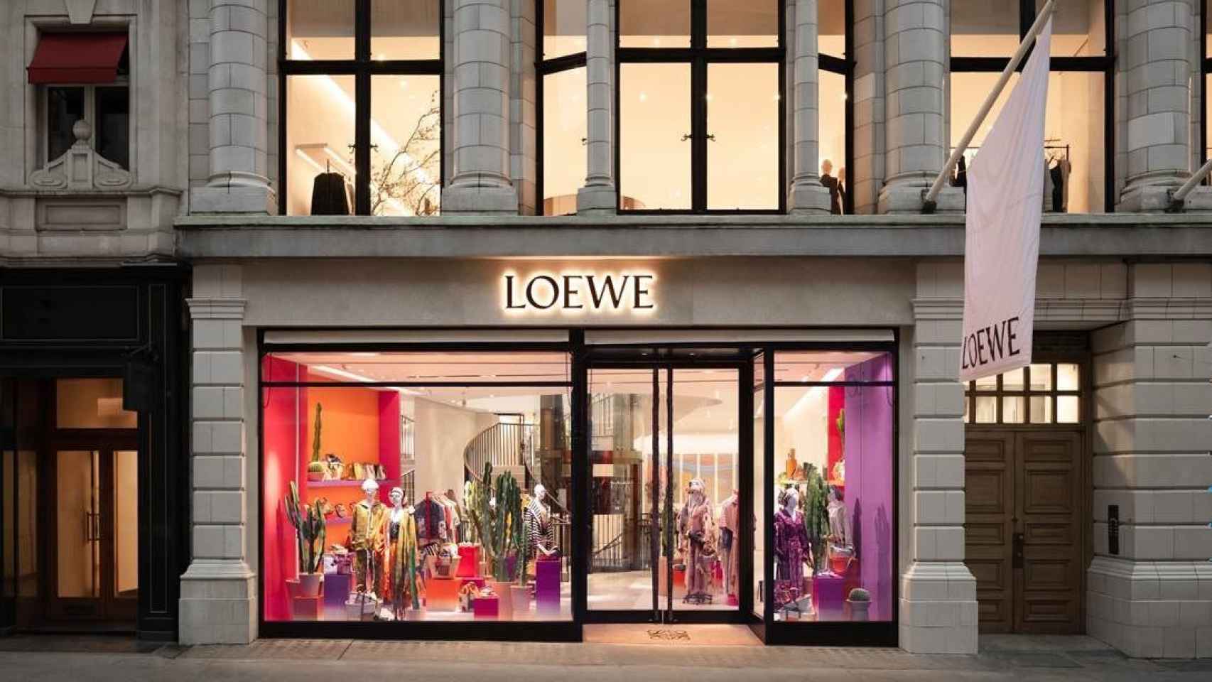 Exterior de la tienda de Loewe en Londres que acaba de inaugurarse.