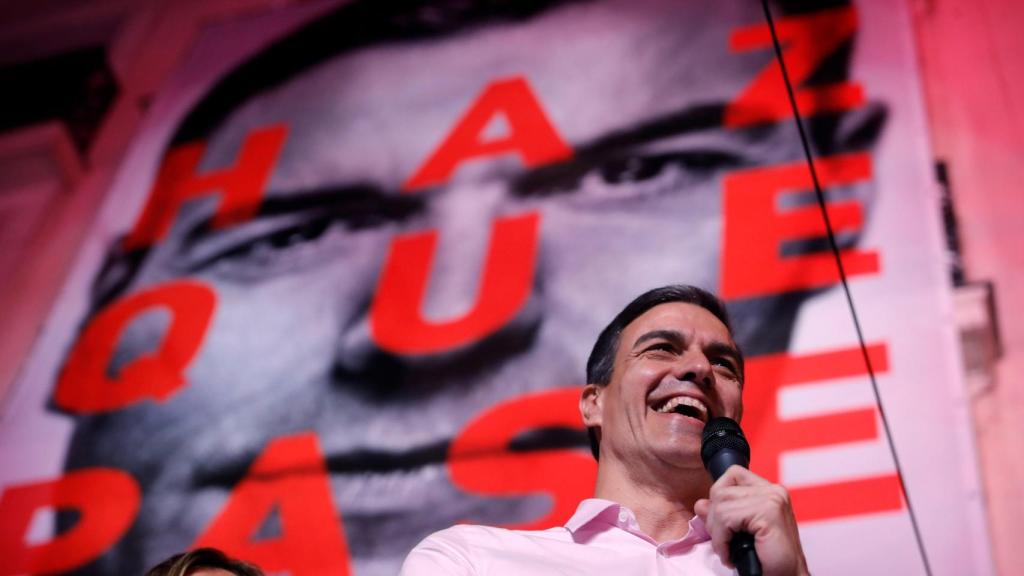 Pedro Sánchez dirigiéndose al público en el exterior de Ferraz