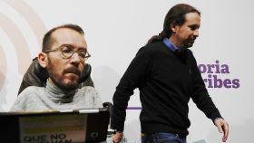 Pablo Echenique, secretario de Organización, y Pablo Iglesias, secretario general de Podemos, en la noche electoral del 28-A.