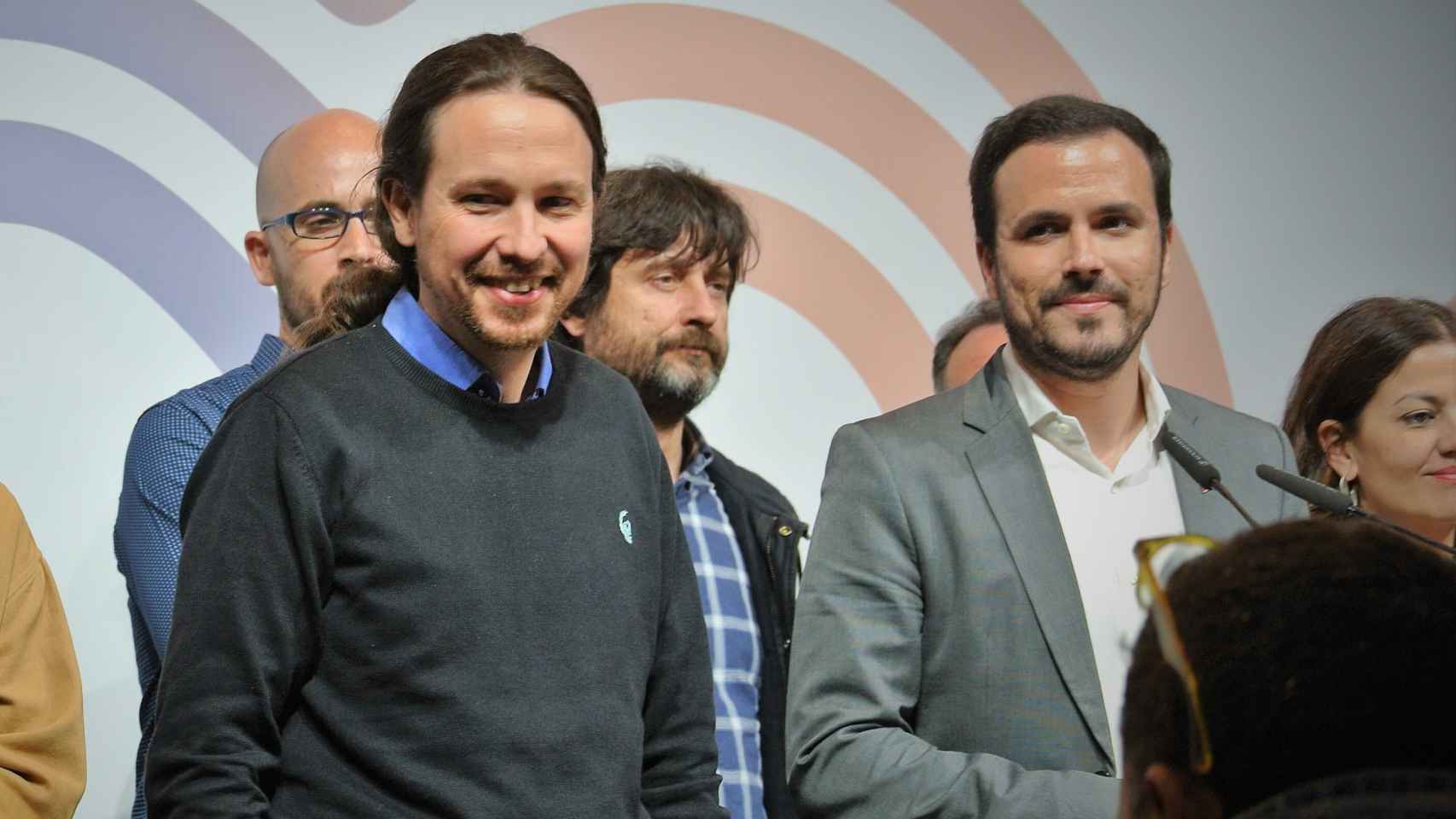 Pablo Iglesias y Alberto Garzón sonríen a la prensa antes de admitir que esperaban mejores resultados.