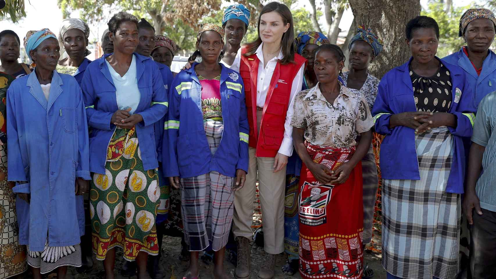 La reina durante su visita a Mozambique