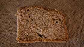 Una rebanada de pan integral.