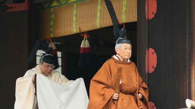El emperador Akihito caminando hacia el ritual previo a su abdicación.