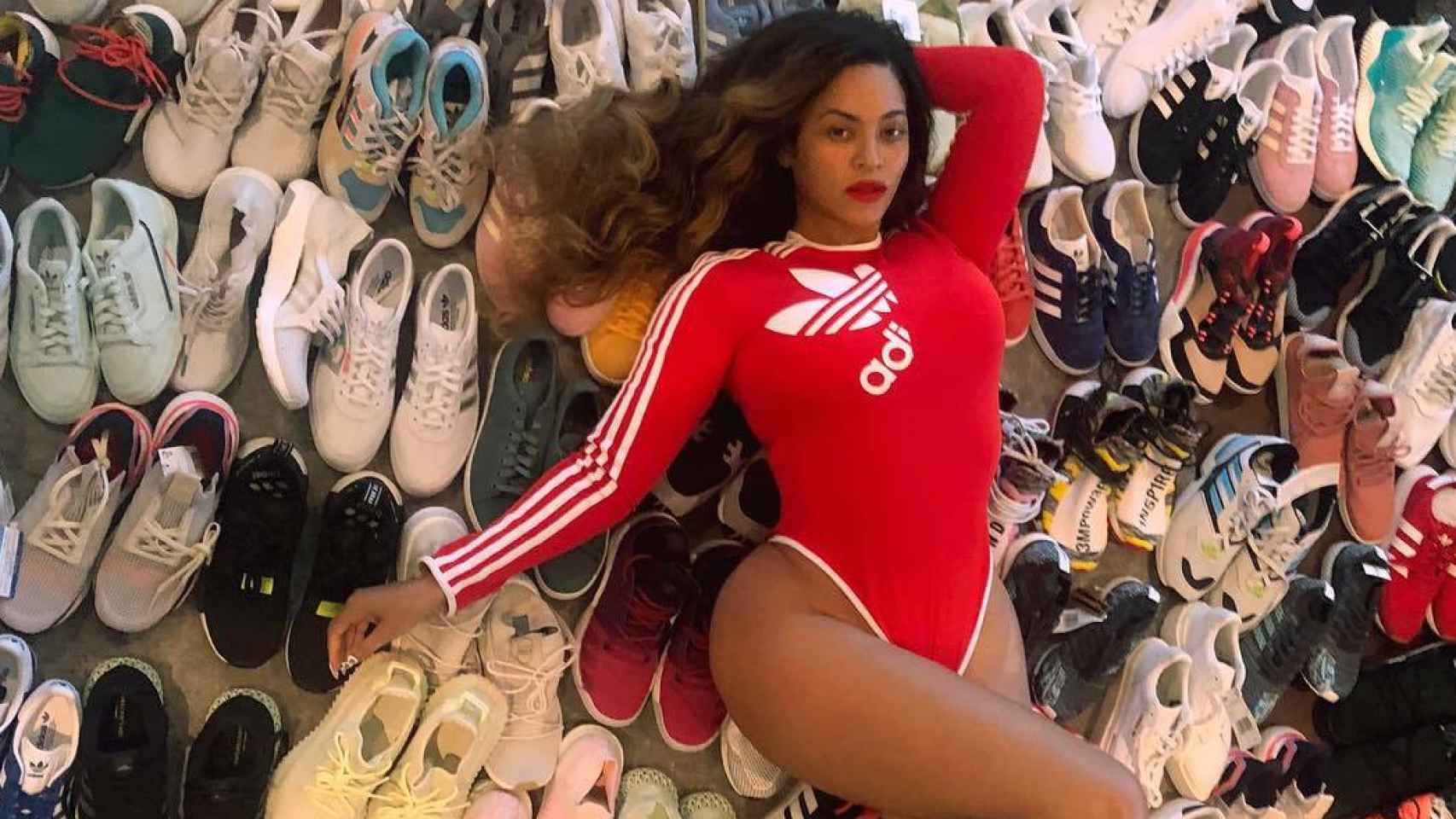 Beyoncé posa con decenas de pares de zapatillas deportivas Adidas.