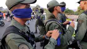 Los militares fieles a Guaidó, con el lazo azul.