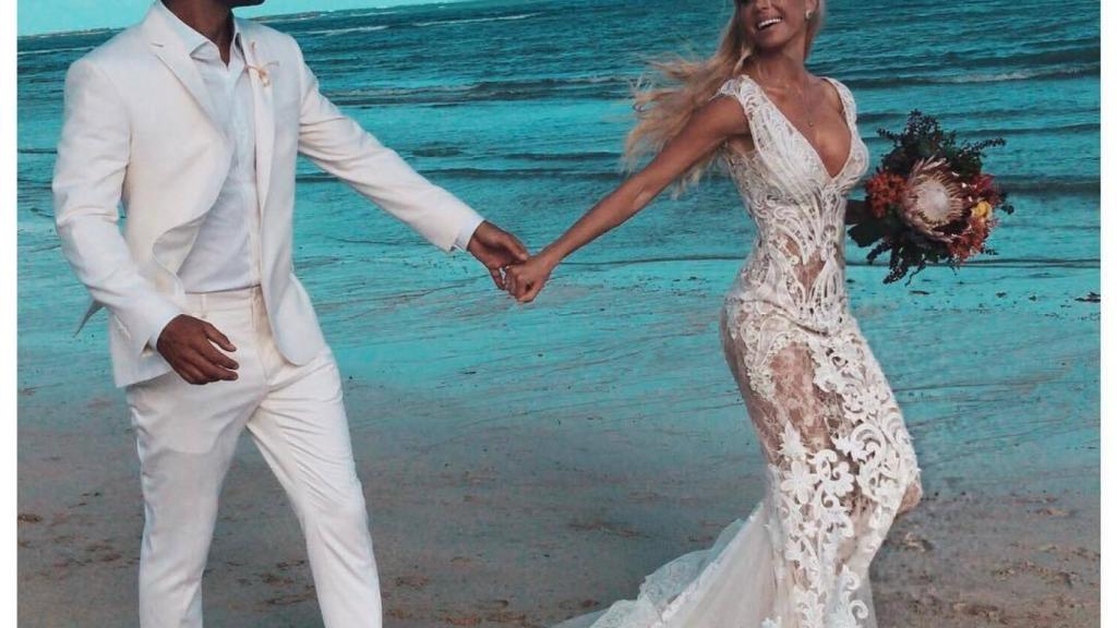 Caroline y Sestigao el día de su boda en la playa a finales de enero.
