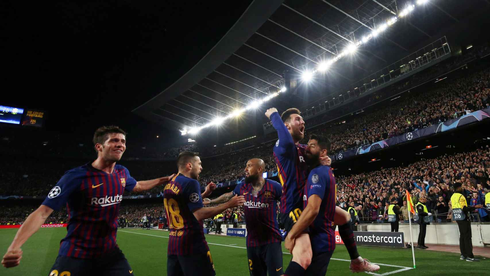 Leo Messi celebra un tanto con sus compañeros
