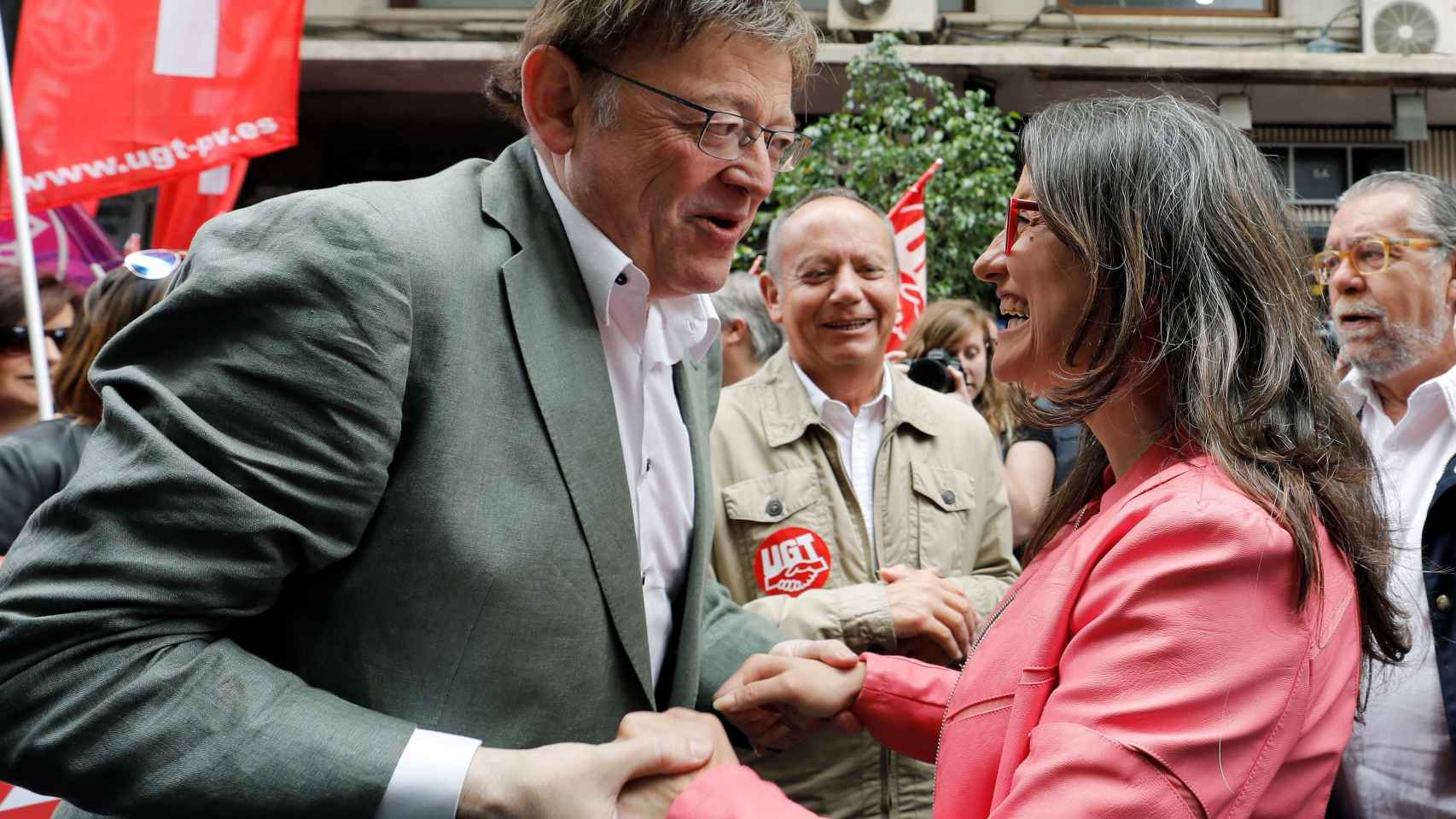 El presidente y la vicepresidenta de la Generalitat Valenciana, Ximo Puig y Mónica Oltra, se saludan.