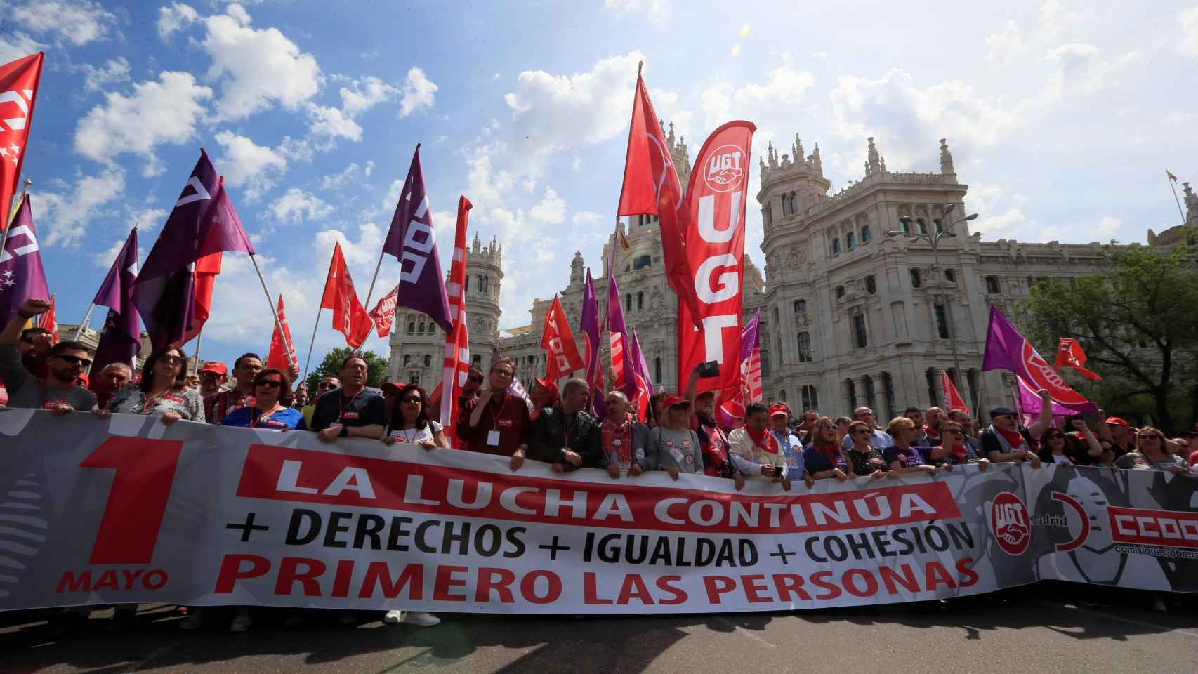Manifestación del 1 de mayo, día Internacional del Trabajador, en la plaza de Cibeles de Madrid.