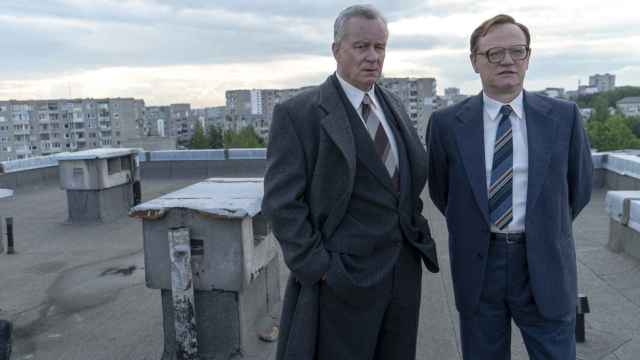 Stellan Skarsgard y Jared Harris en un fotograma de 'Chernobyl'.