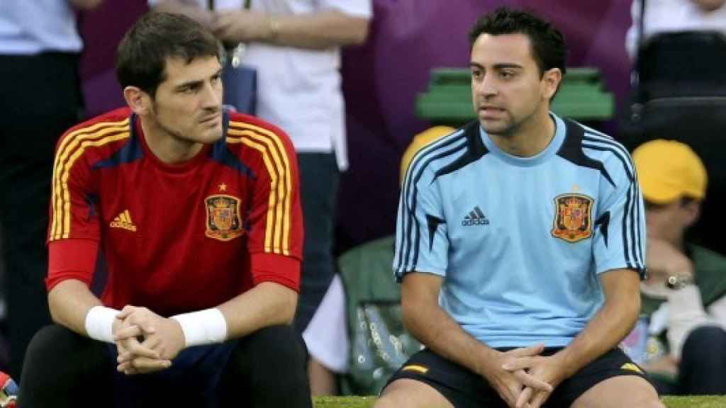Iker Casillas y Xavi Hernández, en el banquillo de la selección española.