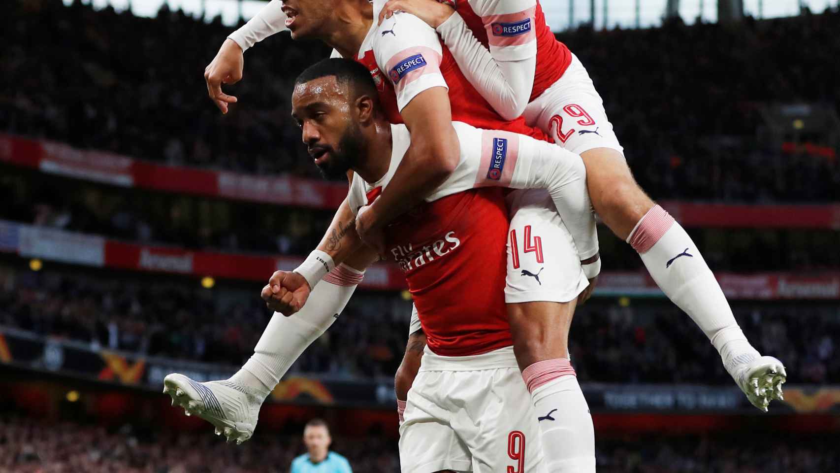 Lacazette, Aubameyang y Guendouzi celebran el gol del Arsenal
