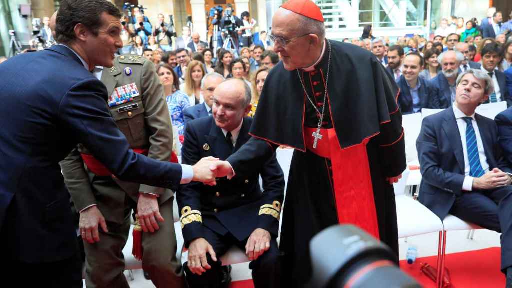 Casado saluda al arzobispo de Madrid, Carlos Osoro, ante la mirada de Garrido.