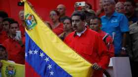 Maduro, detrás de la bandera de Venezuela en un mitin en Caracas