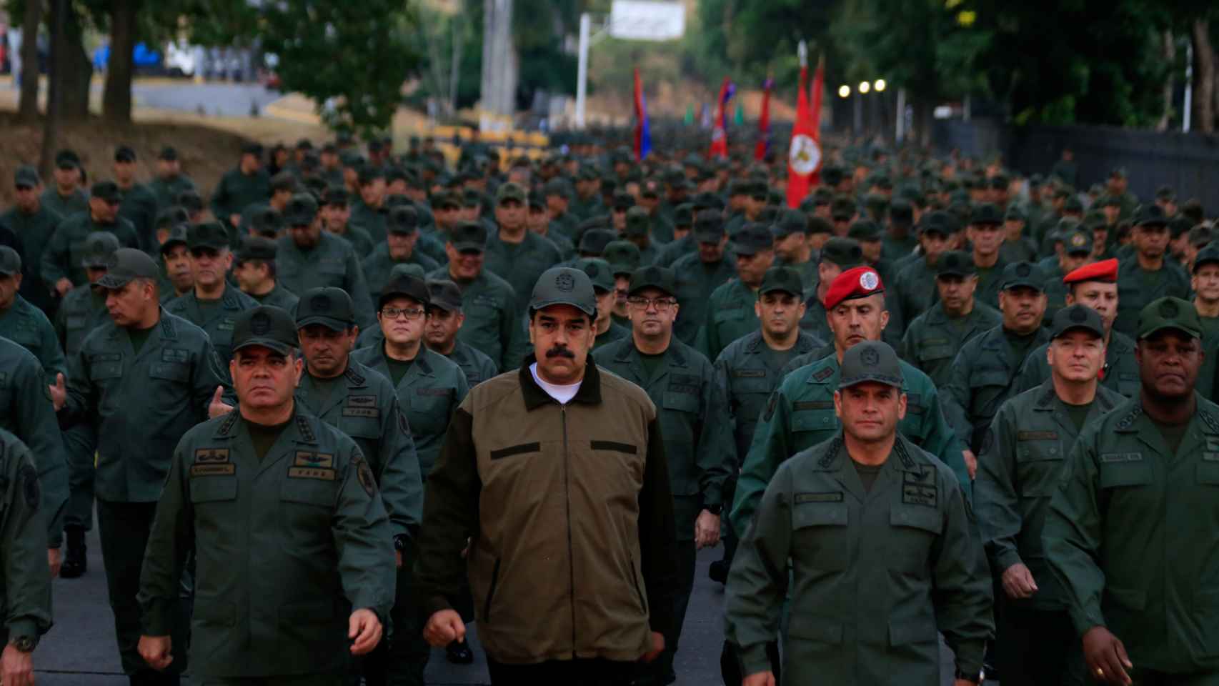 Maduro se deja ver rodeado de su ministro Vladimir Padrino López y decenas de soldados ne una base de Caracas.