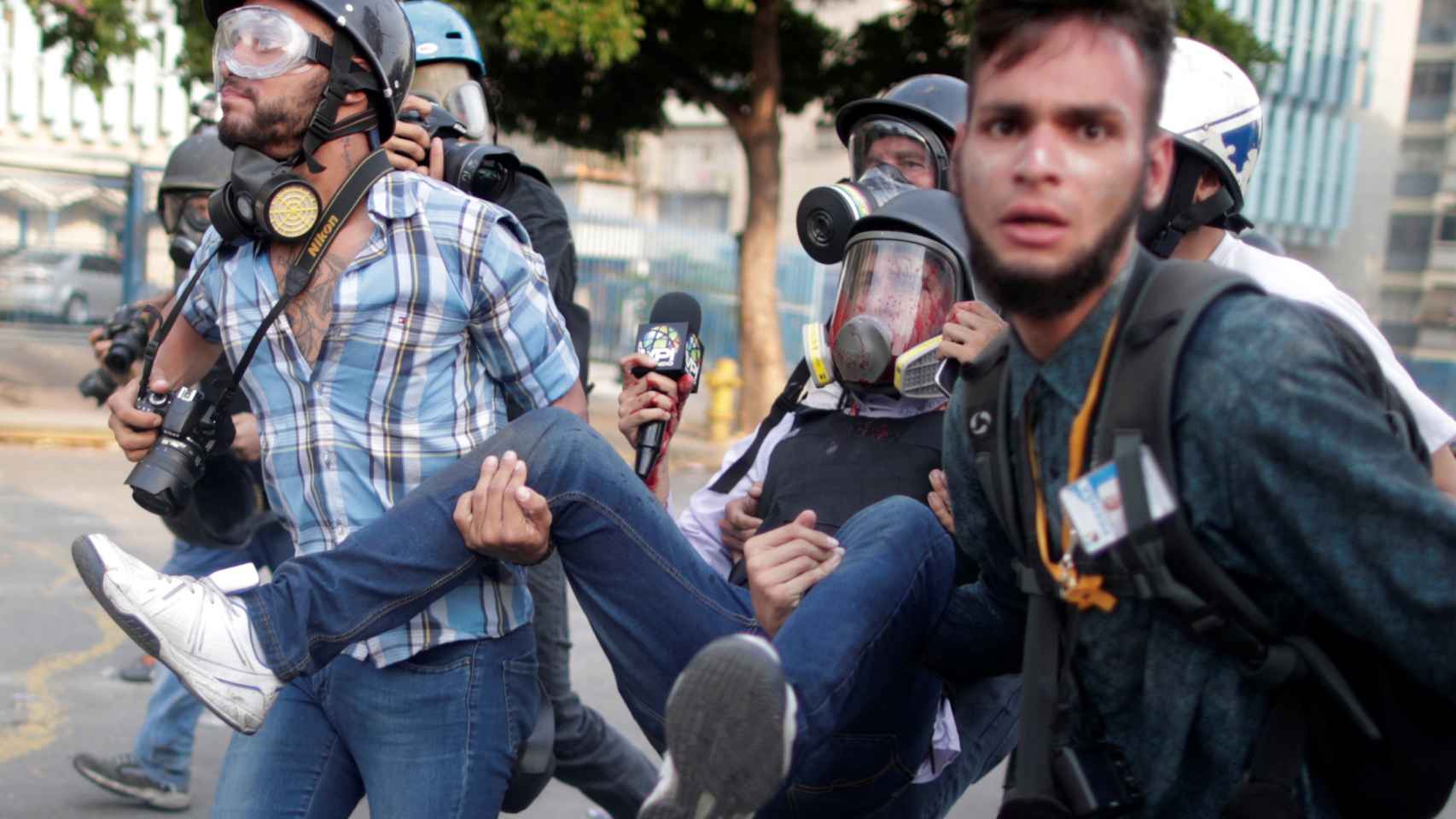 Un herido por la represión del régimen de Nicolás Maduro a la operación Libertad es trasladado en las calles de Caracas.