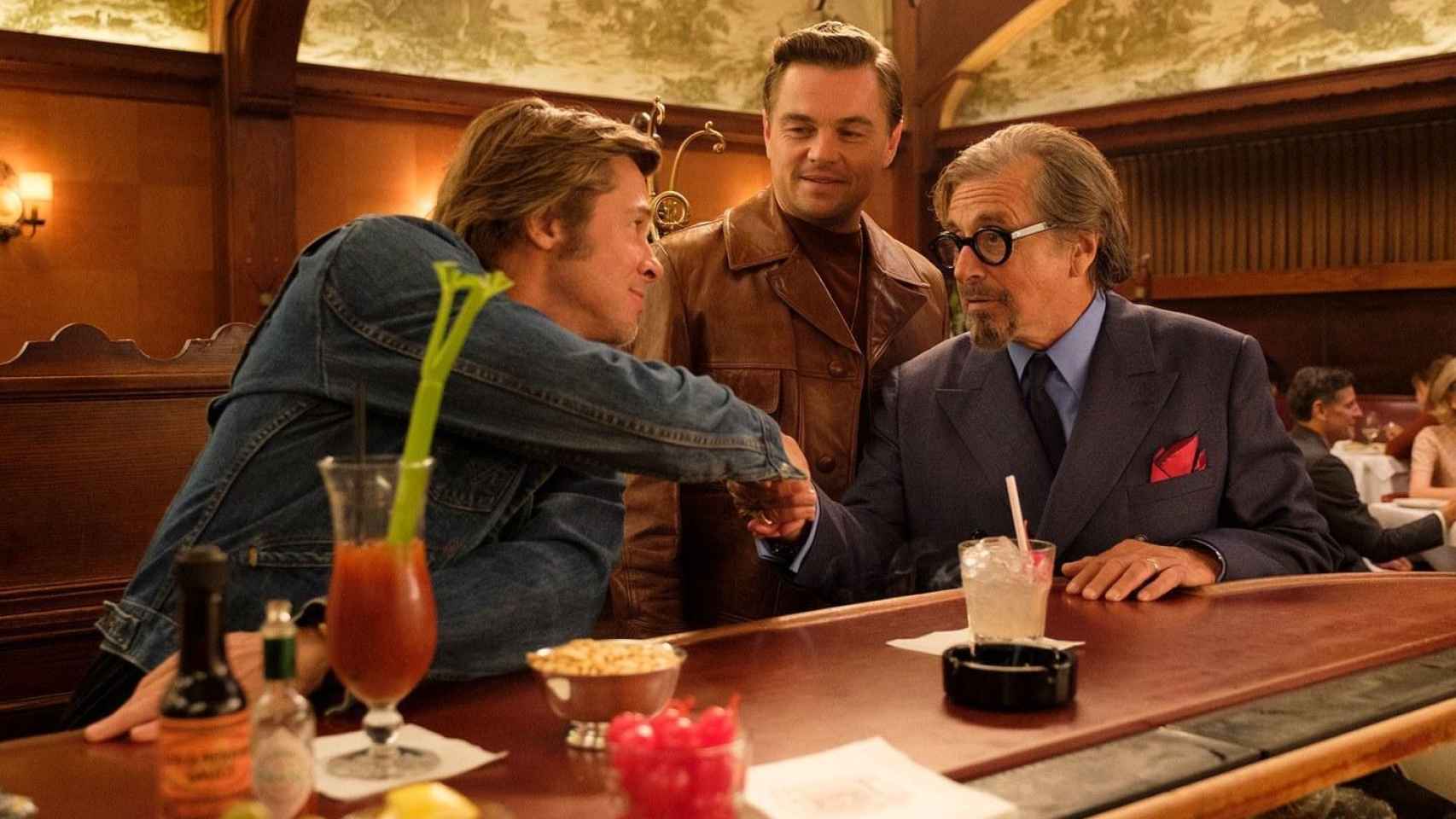 Brad Pitt, Leonardo DiCaprio y Al Pacino en un fotograma de la película de Tarantino.