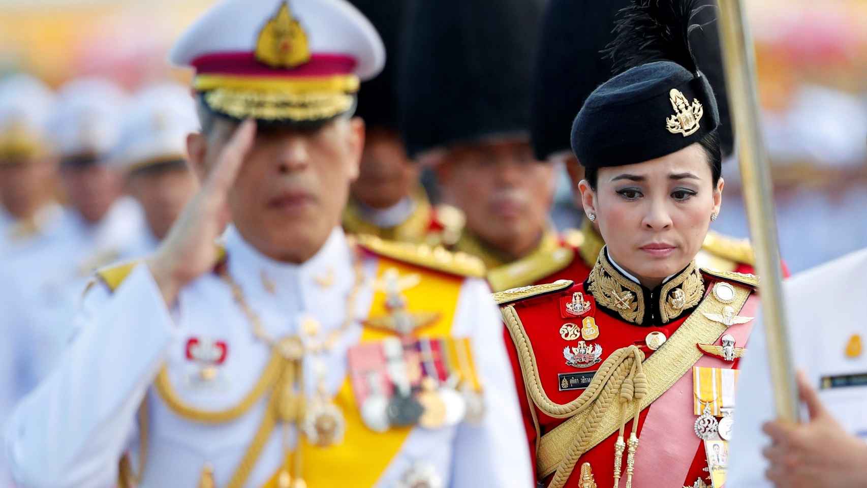 Fotografía de archivo que muestra al rey tailandés Maha Vajiralongkorn Bodindradebayavarangkun junto a la general Suthida Vajiralongkorn na Ayudhya , miembro de la Guardia Real tailandesa, durante una ceremonia en Bangkok (Tailandia), el 6 de abril de 2019.
